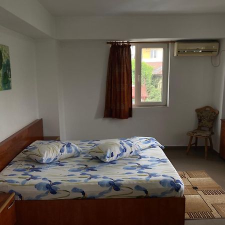 דירות בוקרשט Quiet Garden Ground Floor מראה חיצוני תמונה